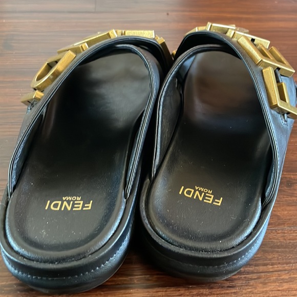 Black slides 6.5 but fits more like a 7 - Picture 4 of 4